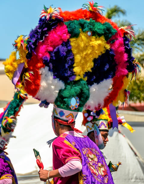 お祭り衣装でメキシコの原住民は、オックスナード、カリフォルニア州の都市メキシコ アメリカのストリートお祝い時にダンスします。 - mexican american ストックフォトと画像