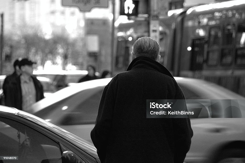 Uomo sulla strada - Foto stock royalty-free di Terza età