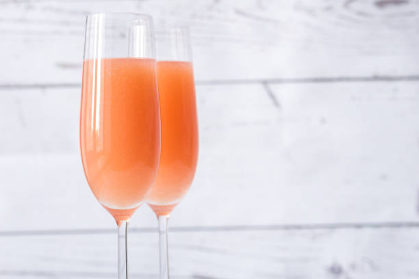 dos vasos de cóctel bellini - champagne pink bubble valentines day fotografías e imágenes de stock