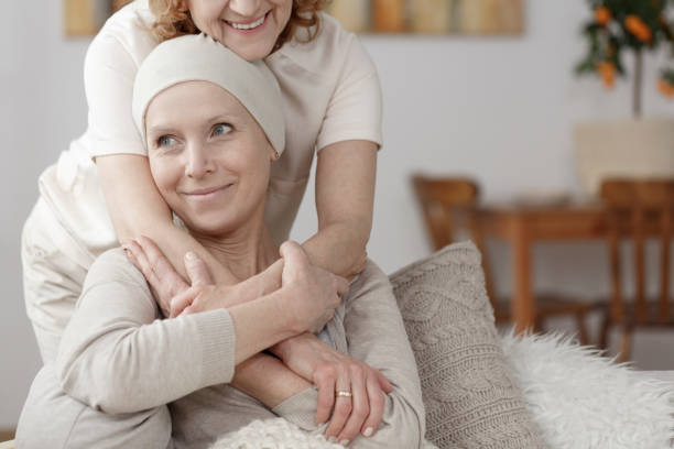 familienmitglied unterstützen kranke frau - krebs tumor stock-fotos und bilder