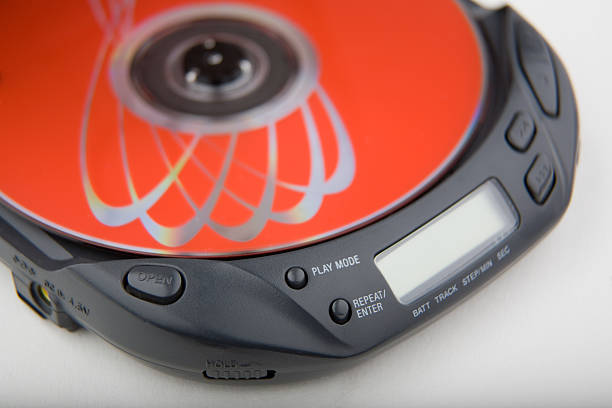 leitor de cd portátil com disco vermelho - cd player imagens e fotografias de stock