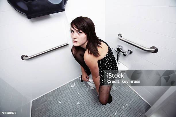 Grungey Ragazza In Bagno Con Toilette - Fotografie stock e altre immagini di Abbigliamento casual - Abbigliamento casual, Adulto, Ambientazione interna