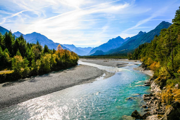 lechriver na jesieni, w pobliżu forchach, alpy lechtaler, tyrol, austria - skarpa zdjęcia i obrazy z banku zdjęć