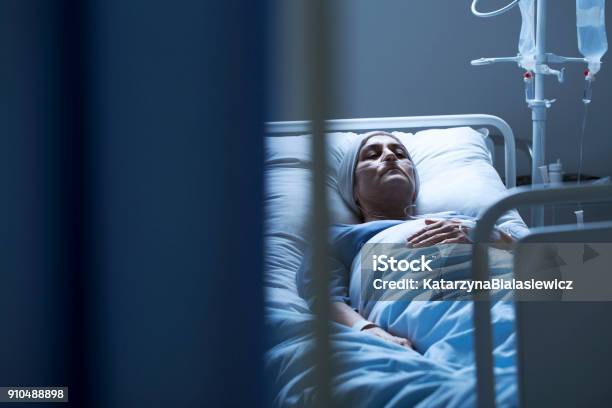 Junge Frau Die Unter Krebs Stockfoto und mehr Bilder von Heilbehandlung - Heilbehandlung, Krankenhaus, Krebs - Tumor