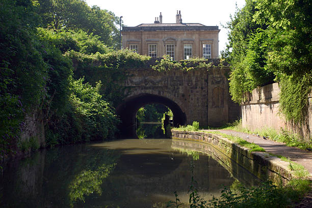 istock English traditional canal architecture 91049004