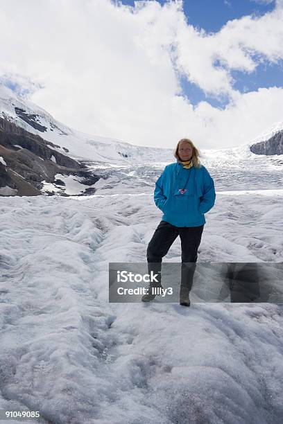 Reife Frau In Die Rocky Mountains Stockfoto und mehr Bilder von 40-44 Jahre - 40-44 Jahre, Abgeschiedenheit, Aufnahme von unten