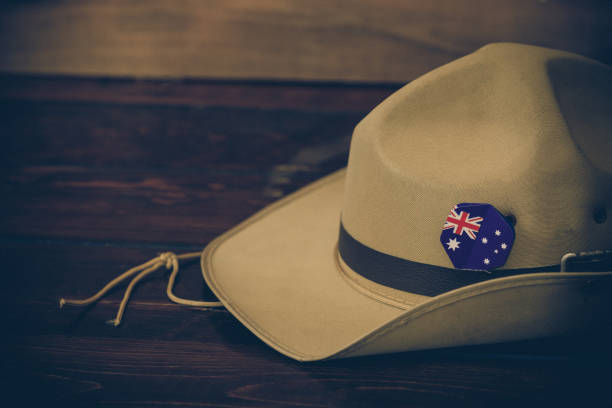 armée anzac slouch hat avec le drapeau australien sur fond bois vintage - slouch hat photos et images de collection