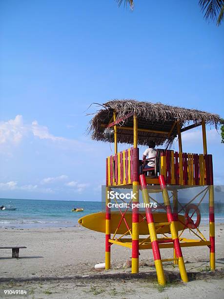 Photo libre de droit de Sauveteur Post À La Plage banque d'images et plus d'images libres de droit de Activité de loisirs - Activité de loisirs, Adulte, Agent de sécurité