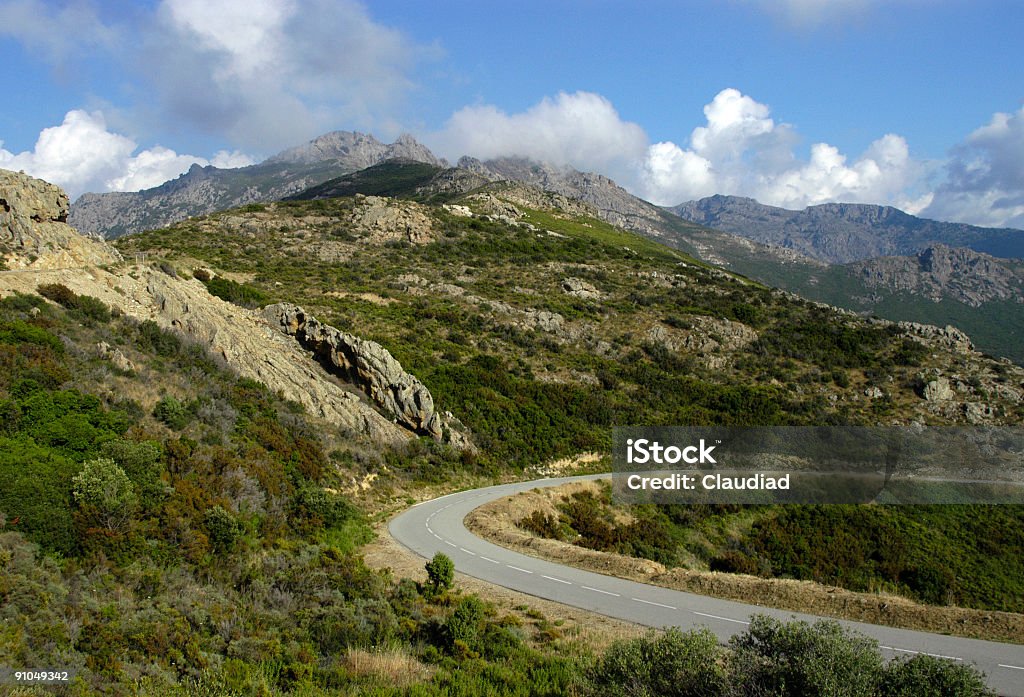 Estrada nas montanhas - Foto de stock de Alto - Descrição Geral royalty-free