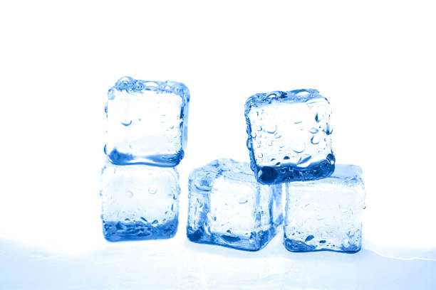 cubetti di ghiaccio blu su sfondo bianco. - 8446 foto e immagini stock