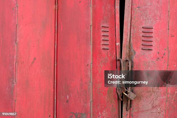 Vermelho Metal Enferrujado Porta De Dobragem - Fotografias de stock e mais imagens de Abandonado - Abandonado, Abstrato, Acabado