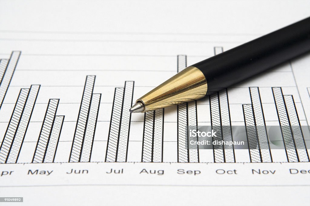 Primo piano di un grafico con penna nera - Foto stock royalty-free di Grafico