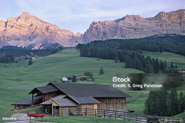 Montanhas Dolomitas Postal - Fotografias de stock e mais imagens de Agricultura - Agricultura, Alpes Europeus, Alta Badia