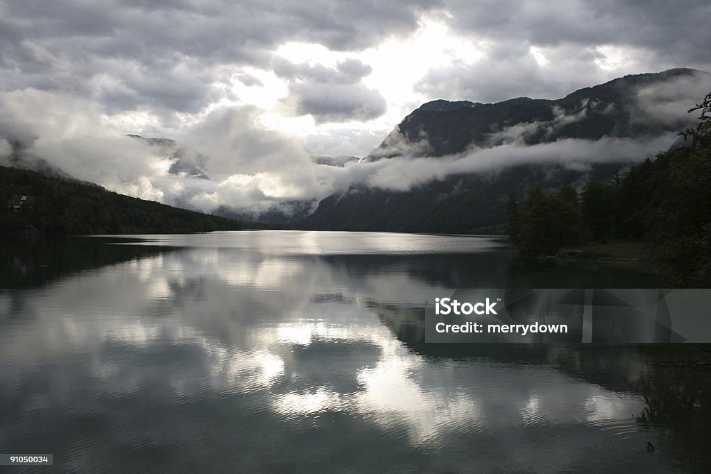 Озеро Бохинь с Выразительное небо - Стоковые фото Атмосфера - Понятия роялти-фри