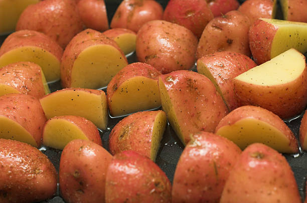 料理のポテト - red potato raw potato chopped vegetable ストックフォトと画像