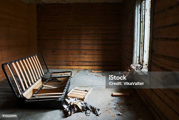 Abandonada Casa - Fotografias de stock e mais imagens de Aldeia - Aldeia, Antigo, Apodrecer