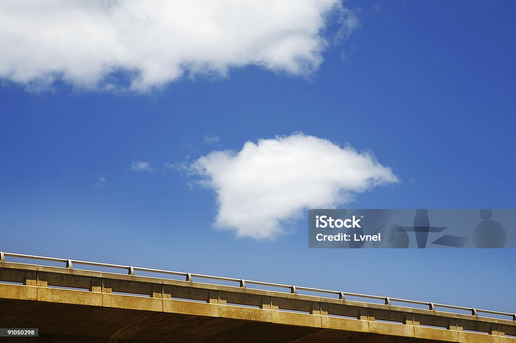 Puente de cemento contra el cielo azul - Foto de stock de Alto - Descripción física libre de derechos