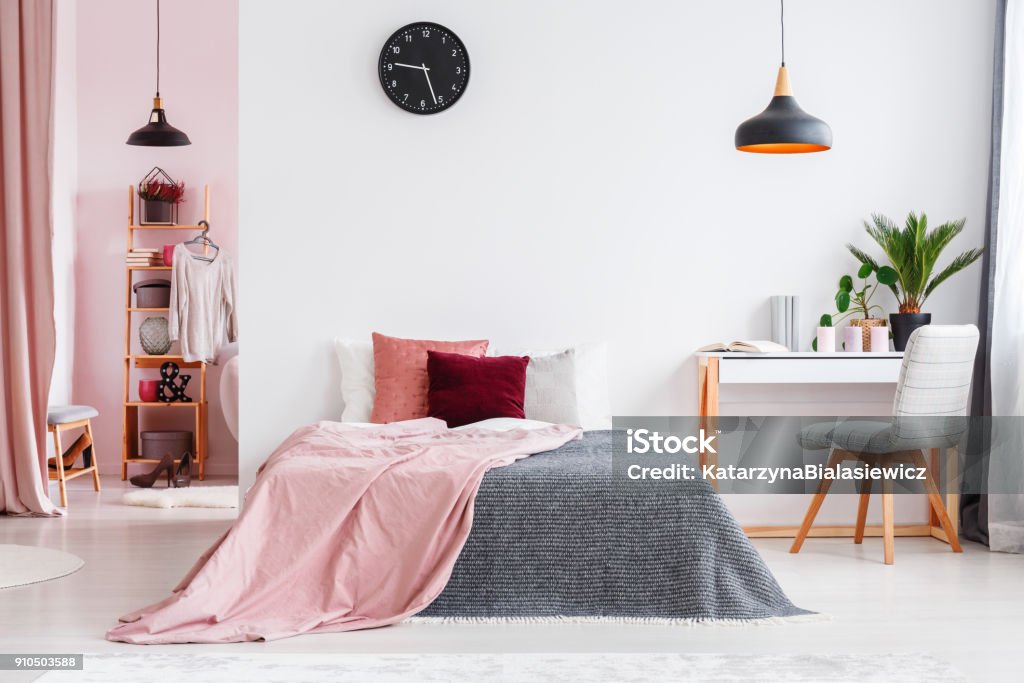 Interior do quarto-de-rosa com cadeira - Foto de stock de Quarto de dormir royalty-free