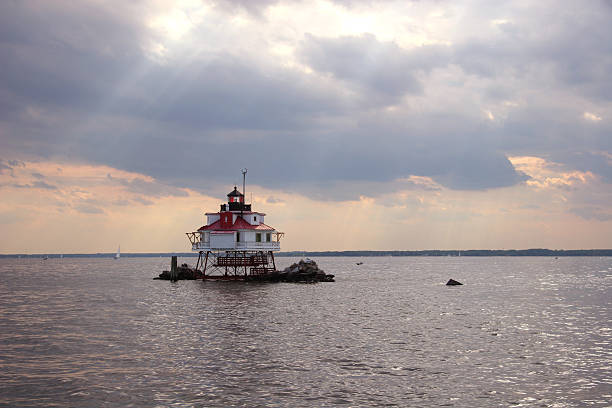 thomas point lighthouse pod dramatyczne niebo - storm lighthouse cloudscape sea zdjęcia i obrazy z banku zdjęć