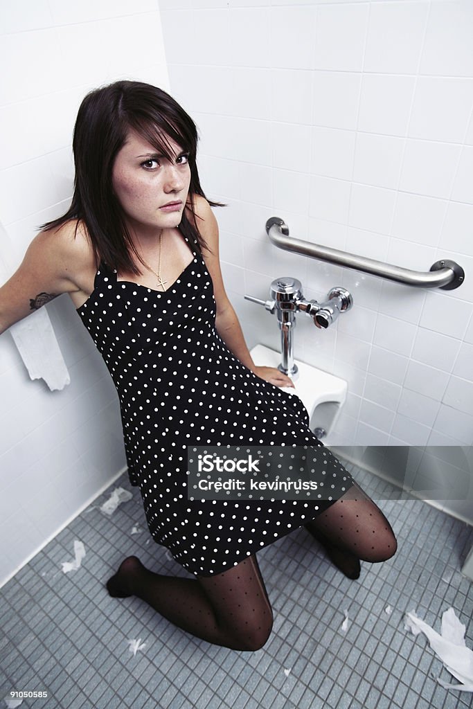 Brunette con vestido de lunares en un sanitario - Foto de stock de Adulto libre de derechos
