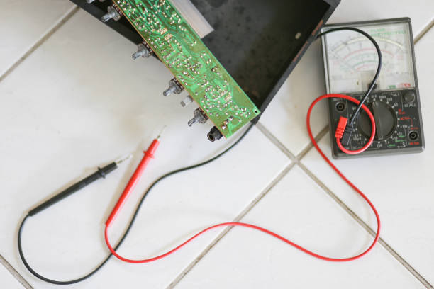 istock Solder circuit amplifier Measure the light by the multimeter. 910505954