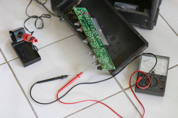 istock Solder circuit amplifier Measure the light by the multimeter. 910506322