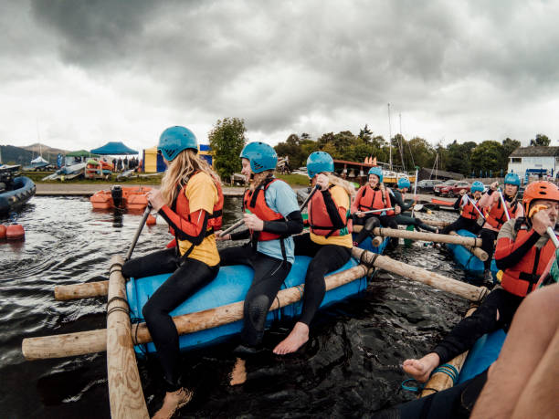 remando em uma jangada - wooden raft - fotografias e filmes do acervo