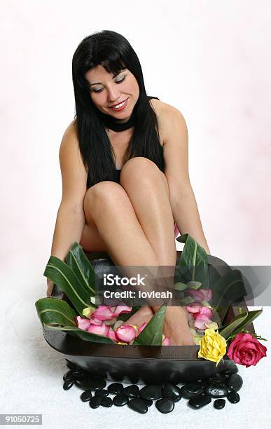 Photo libre de droit de Bain De Pieds Aux Plantes banque d'images et plus d'images libres de droit de Adulte - Adulte, Aromathérapie, Beauté