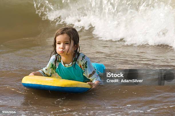Girl 乗馬ブギーボードでネットサーフィンも可能です - ニュージーランドのストックフォトや画像を多数ご用意 - ニュージーランド, 6歳から7歳, カラー画像