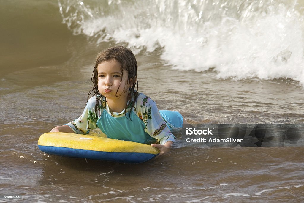 Dziewczyna jazdy rytm, board na plaży - Zbiór zdjęć royalty-free (Nowa Zelandia)