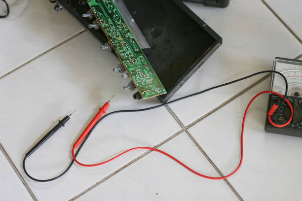 istock Solder circuit amplifier Measure the light by the multimeter. 910511574