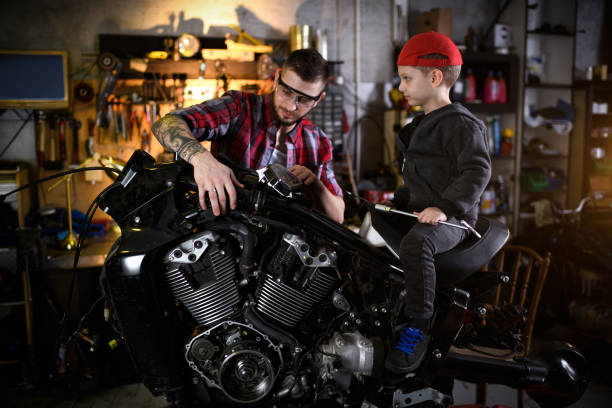 istock Motorcycle repair shop 910517342
