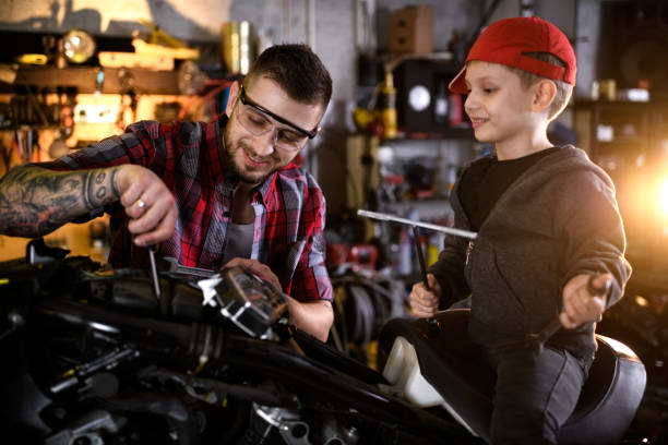 istock Motorcycle repair shop 910517418