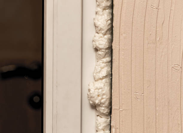 istock Fixing the gap in the door with construction foam 910520016