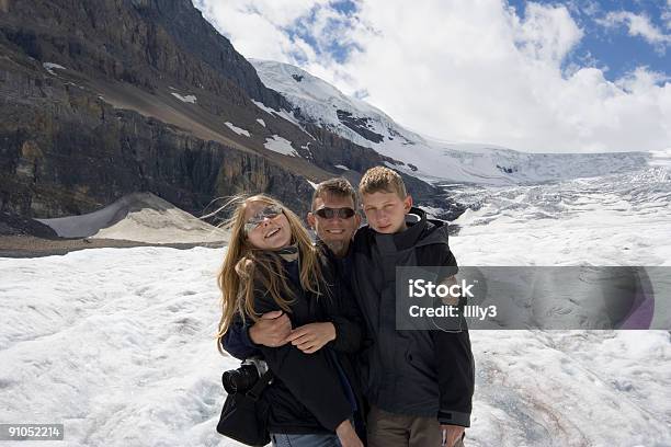 Padre Y Niños En Las Montañas Rocosas Foto de stock y más banco de imágenes de 20-24 años - 20-24 años, 40-44 años, Actividades recreativas