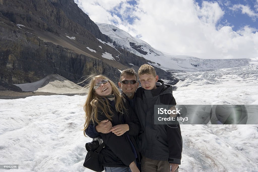 Отец и дети на Скалистые горы - Стоковые фото 20-24 года роялти-фри