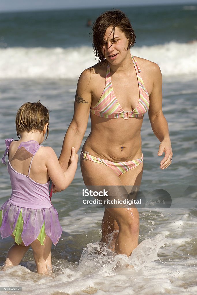 Mère et fille à l'océan - Photo de Cancer de la peau libre de droits