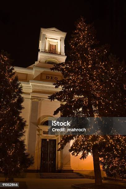 Iglesia Durante Christmastime Foto de stock y más banco de imágenes de Adviento - Adviento, Arquitectura, Arreglar