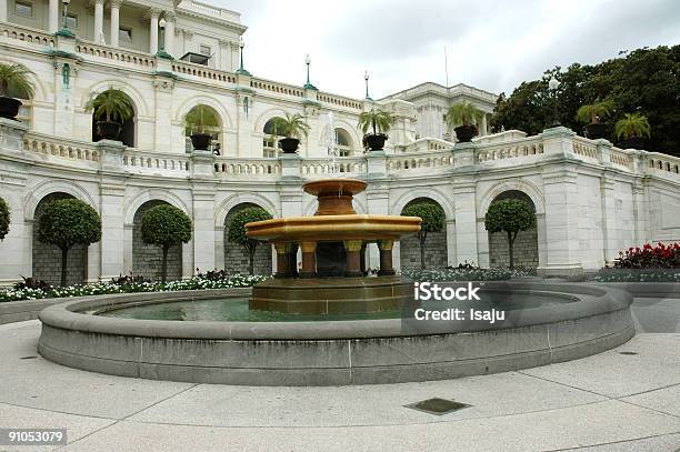 Capitolio De La Fuente Foto de stock y más banco de imágenes de Agua - Agua, Aire libre, Amarillo - Color