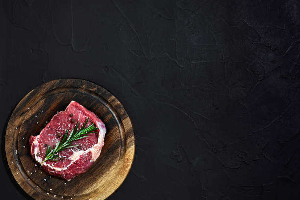 raw beef steak dry aging on wooden cutting board. copy space - top sirloin imagens e fotografias de stock