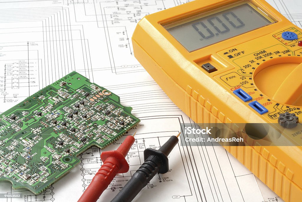 Électroniques travaux de réparation - Photo de Circuit intégré libre de droits