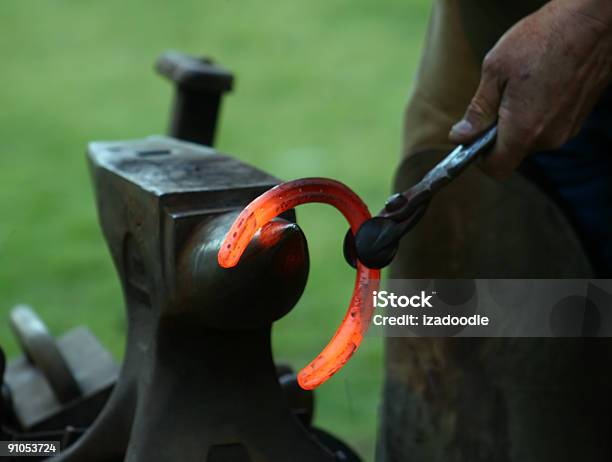 Foto de Configuração Do Calçado e mais fotos de stock de Ferreiro - Trabalhador Manual - Ferreiro - Trabalhador Manual, Adulto, Bigorna - Ferramenta de trabalho