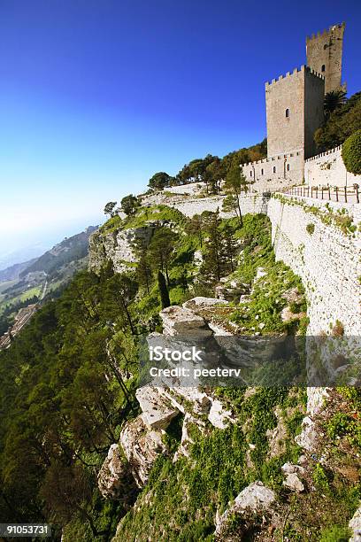 Castillo De Las Montañas Foto de stock y más banco de imágenes de Erice - Erice, Sicilia, Italia