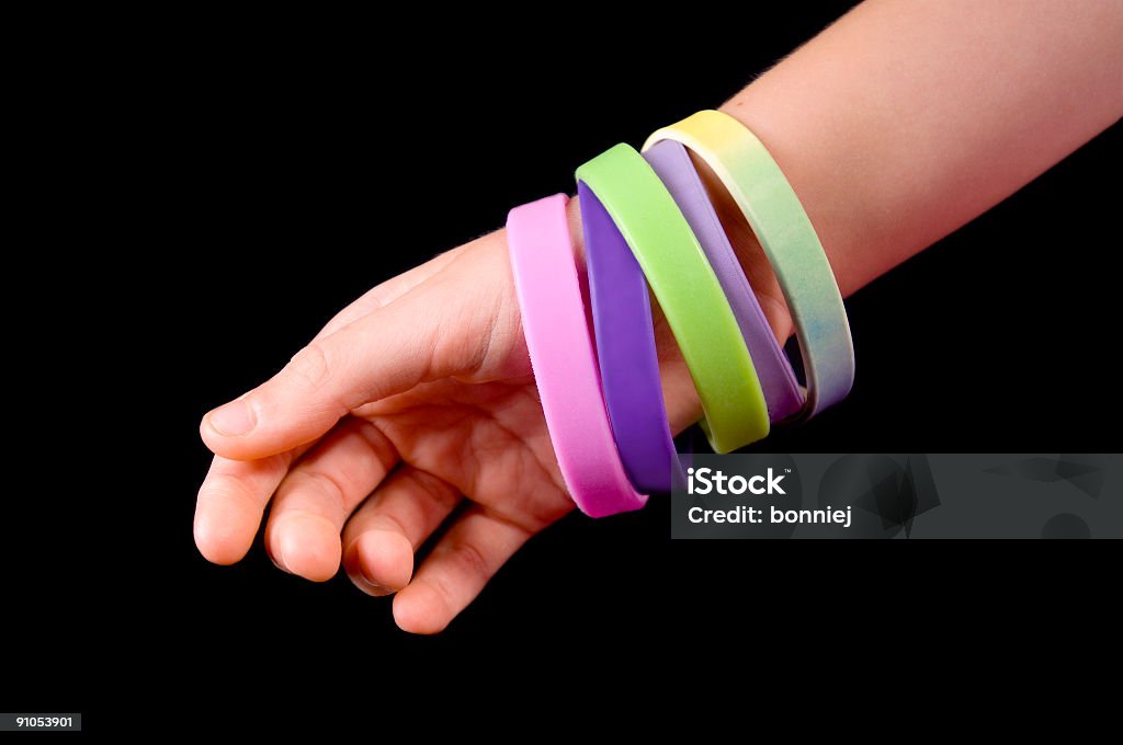 Consapevolezza bracciali sul polso - Foto stock royalty-free di Braccialetto