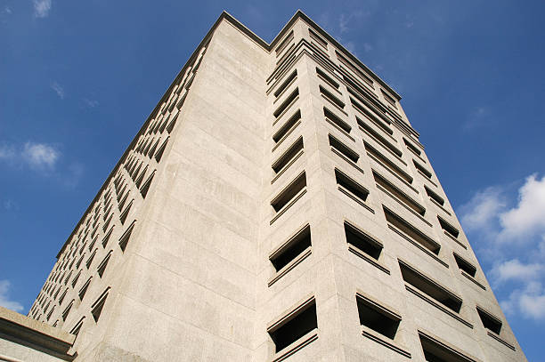 Edifício com muitas janelas - foto de acervo