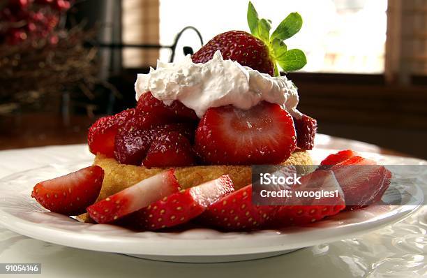 Foto de Shortcake De Morango e mais fotos de stock de Alimentação Saudável - Alimentação Saudável, Batido, Bolo