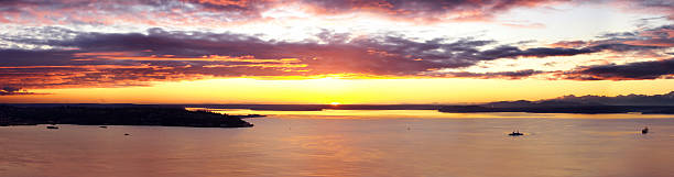 seattle al tramonto mozzafiato - navy god water sun foto e immagini stock
