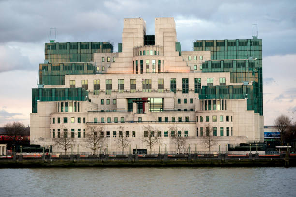 The Headquarters of the British Secret Intelligence Service (Mi6) London, 18th January 2018:- The Headquarters of the British Secret Intelligence Service (Mi6), located alongside Vauxhall Bridge. mi6 stock pictures, royalty-free photos & images