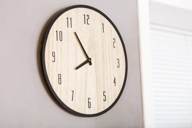 cinq minutes pour huit o clock sur le cadran rond horloge murale - clock wall clock face clock hand photos et images de collection