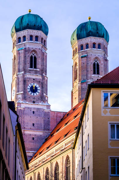 istock Famous Munich Cathedral - Liebfrauenkirche 910547578